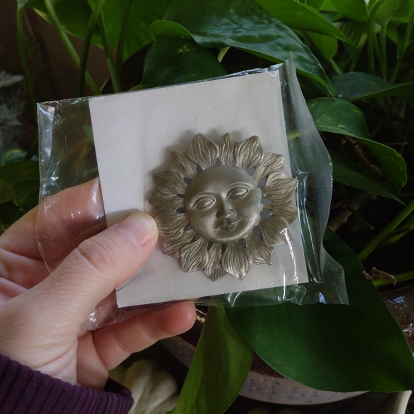 Metal Sun Face Magnet 🌞 - Picture 4 of 5